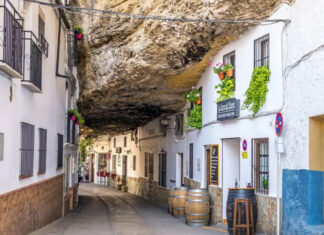 10 Strange Places Where People Live